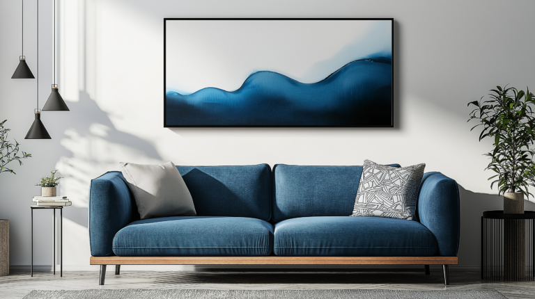 Blauw abstract canvas boven een blauwe bank in een lichte woonkamer